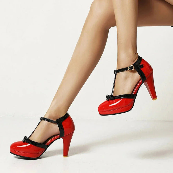 Edle Damen Pumps mit T-Riemen, Knöchelschnalle, stabilen Blockabsätzen und Plateau für Eleganz.