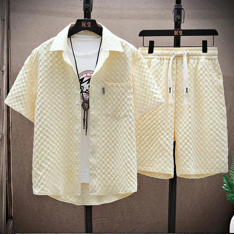 Bequemes Herren Zweiteiler Sommer Set mit atmungsaktivem Poloshirt und Shorts, ideal für heiße Tage.