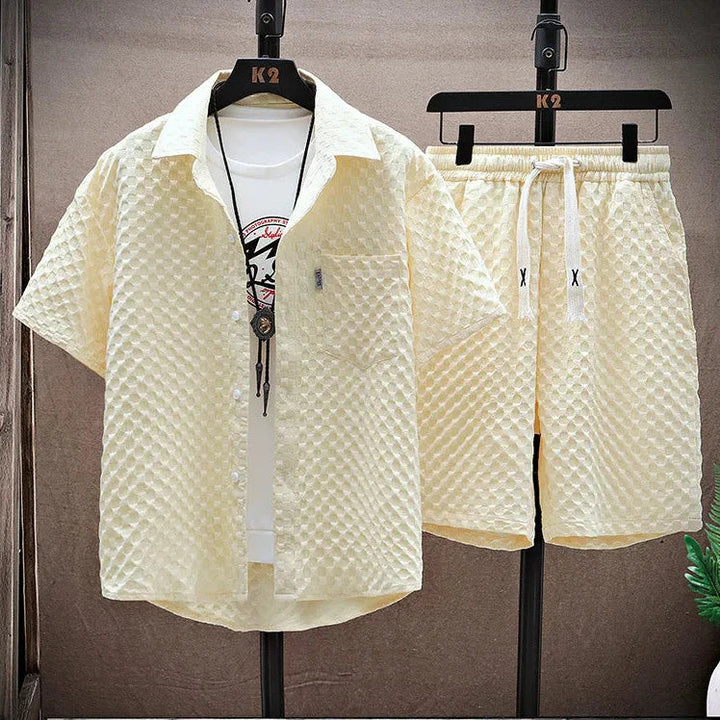 Bequemes Herren Zweiteiler Sommer Set mit atmungsaktivem Poloshirt und Shorts, ideal für heiße Tage.