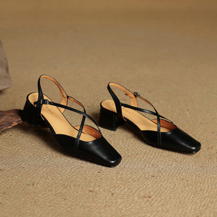 Rot glänzende Pumps mit stabilem Blockabsatz und zarten Riemchen für Damen.