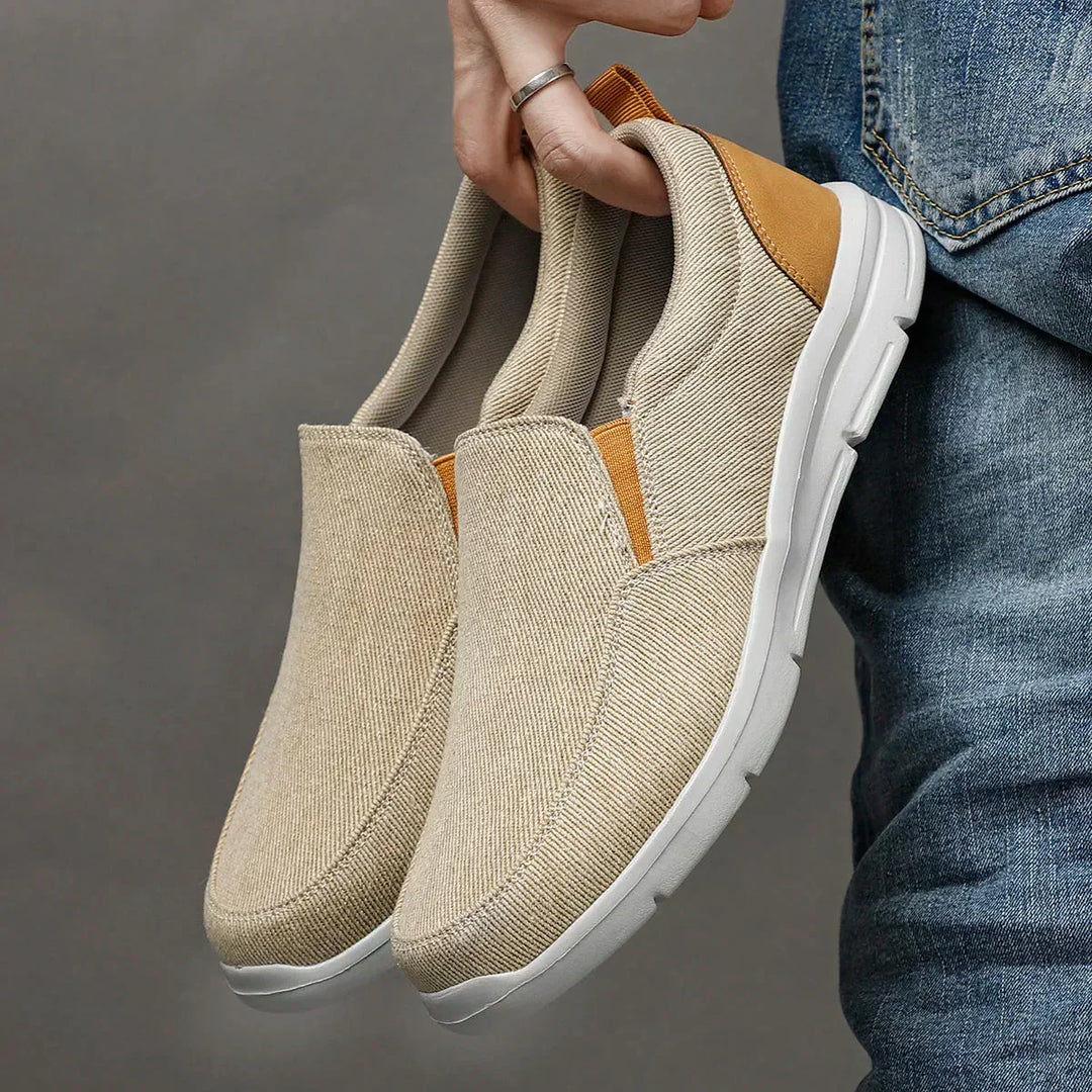 Schwarze Herren Slip-On Sneaker mit gepolsterter Sohle; leichte Freizeitschuhe für höchsten Tragekomfort.