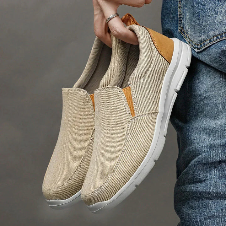 Schwarze Herren Slip-On Sneaker mit gepolsterter Sohle; leichte Freizeitschuhe für höchsten Tragekomfort.