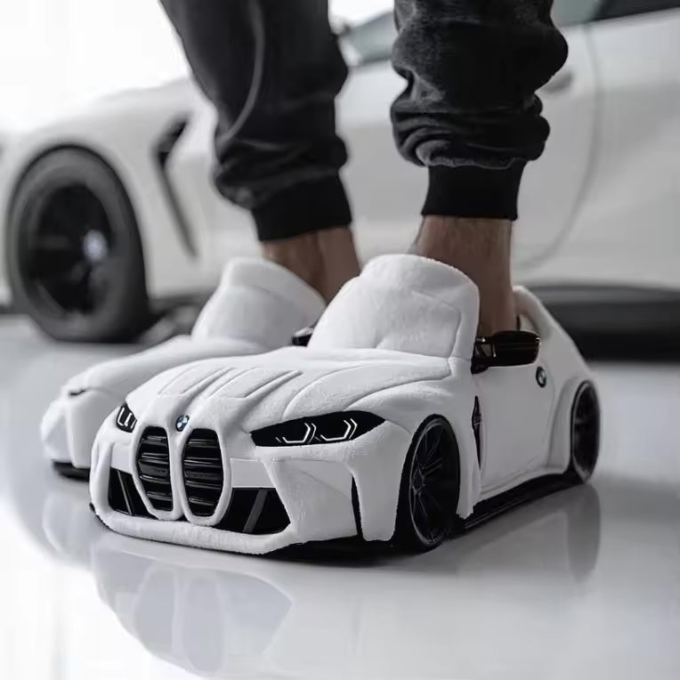 Stylische Herren Winterpantoffeln mit coolen Auto-Motiven, ideal für Autofans & warme Füße.