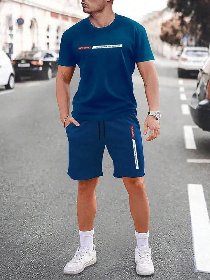 Herren Sommer-Set, T-Shirt und Shorts, flach liegend. Bequemer Freizeitanzug für warme Sommertage, Alltags-Outfit.