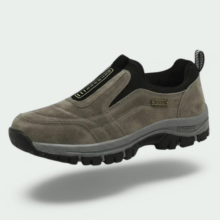 Schwarze rutschfeste Herren-Komfortschuhe, orthopädisch und bequem, ideal für Freizeit und Alltag.