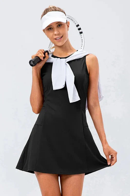 Weißes Damen Tennis Performance Kleid, ärmellos, mit integrierten Shorts & Taschen für optimale Leistung.