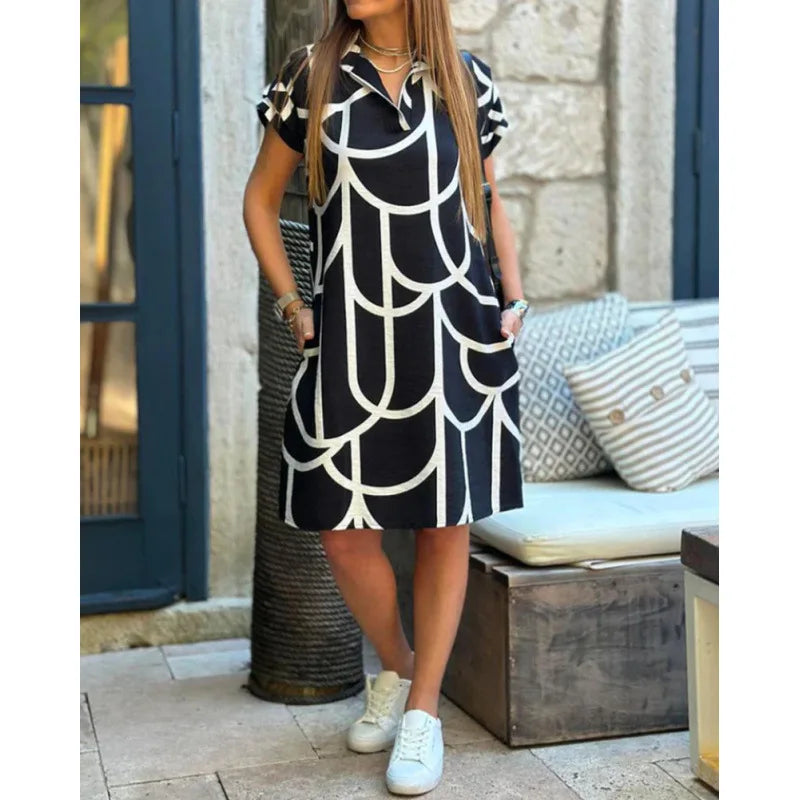 Damen Sommerkleid mit V-Ausschnitt, kurzen Ärmeln und modischem Blumenprint. Locker geschnittenes Freizeitkleid mit Taschen.