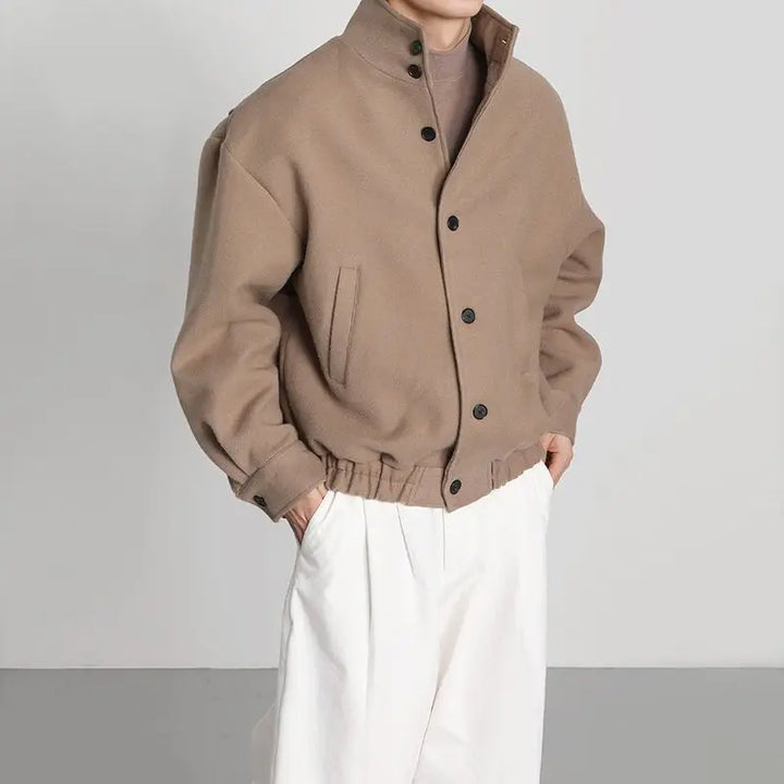 Modische Herren Arbeitsjacke mit Stehkragen. Ideal als warme Übergangsjacke & Freizeitjacke für den Alltag in Khaki.