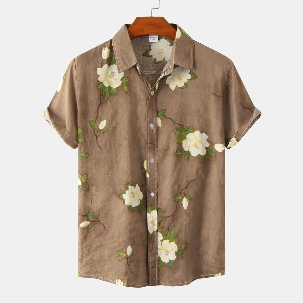 Grünes Herren Kurzarmhemd mit lebhaftem Blumenmuster. Slim Fit Sommerhemd, perfekt für Strand & Urlaub.