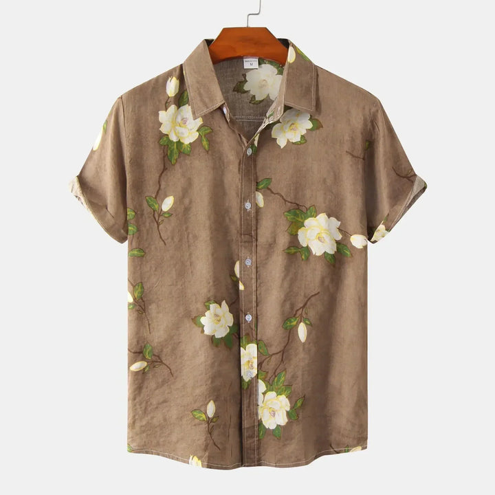 Grünes Herren Kurzarmhemd mit lebhaftem Blumenmuster. Slim Fit Sommerhemd, perfekt für Strand & Urlaub.