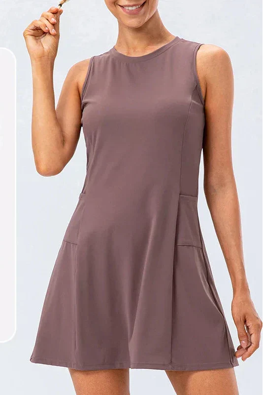 Lila Damen Tennis Kleid ärmellos mit integrierten Shorts & Taschen. Perfekt für Sport & Freizeit.