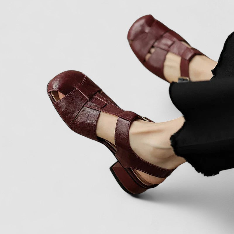 Zwei orthopädische Mary-Jane-Slipper. Bequeme Damenschuhe mit Fußgewölbeunterstützung für den Tag.