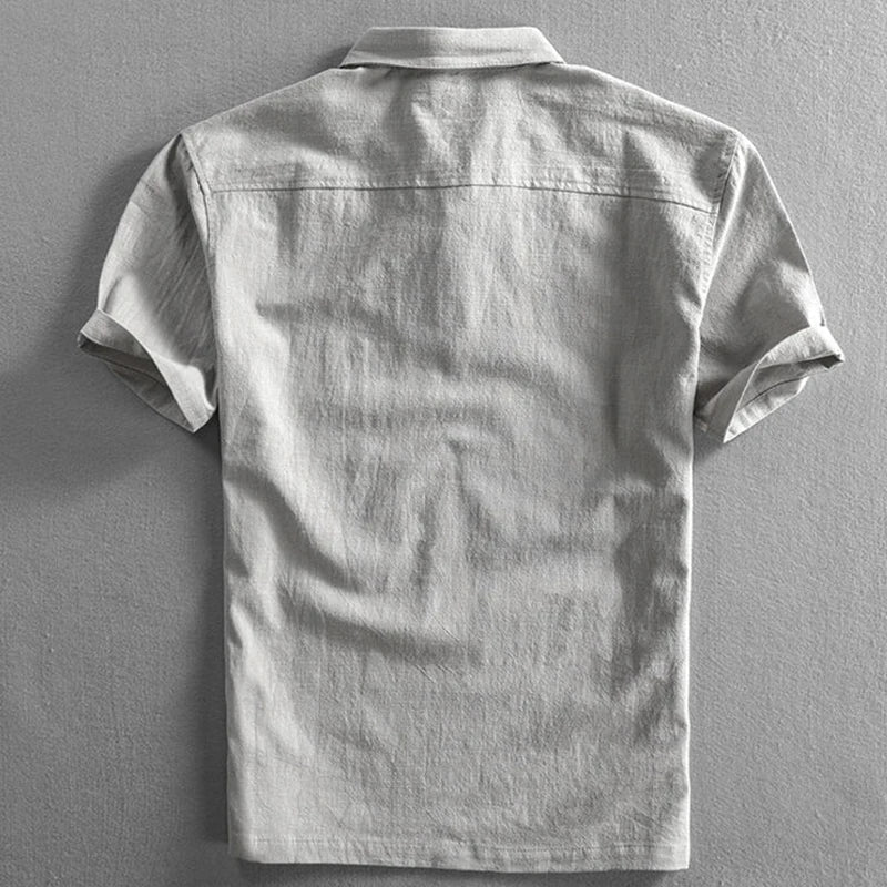 Weißes Herren Poloshirt mit kurzen Ärmeln. Luftiges, bequemes Shirt für Sommer & legeren Herrenmode-Stil.