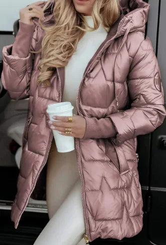 Warmer Damen Steppmantel mit Kapuze & Reißverschluss. Perfekt für modische Wintermode & kalte Tage. Damenjacke.
