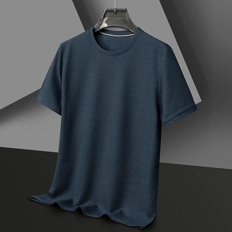 Gefaltetes Herren Relaxed Fit T-Shirt; hochwertige Waffelstruktur, atmungsaktive Sommer-Herrenmode.
