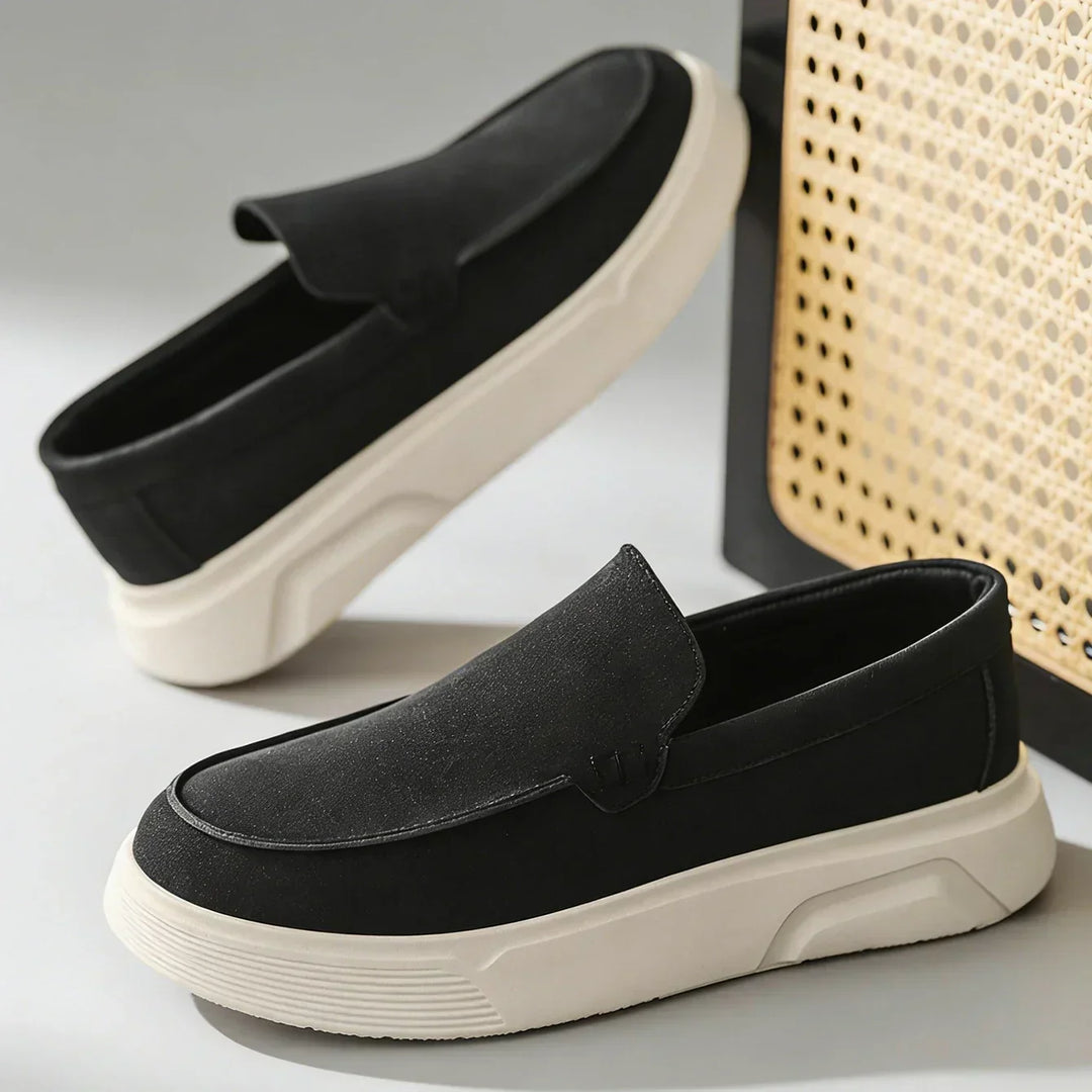 Mann trägt stilvolle, orthopädische Herren-Loafer; bequeme Alltags-Slipper für moderne Herrenmode.