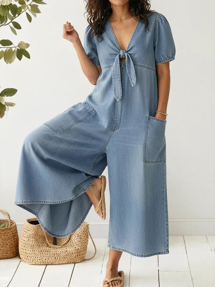 Lockerer Damen Kurzarm Jumpsuit mit V-Ausschnitt und Hochbund. Bequemer Einteiler für warme Sommertage.