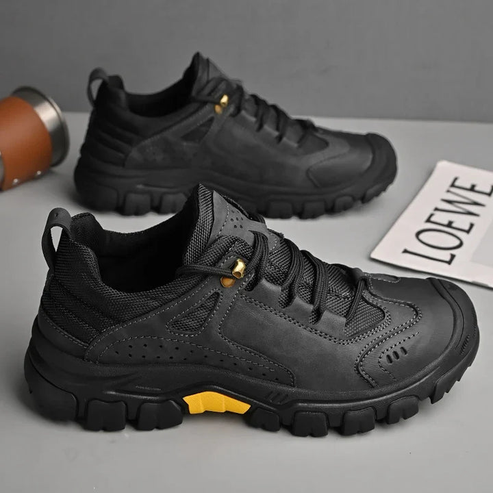Stylische Herren Wanderschuhe, wasserdicht & robust, mit Gummisohle für zuverlässigen Halt bei Freizeitaktivitäten.
