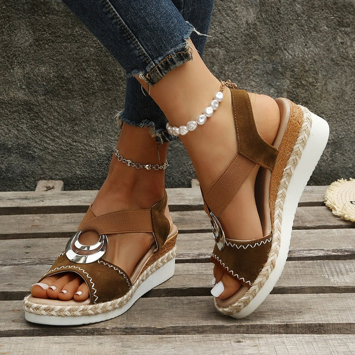 Hochwertige Damen Keilabsatz Sandalen mit Schlangenmuster, bequem und elegant für warme Sommertage.