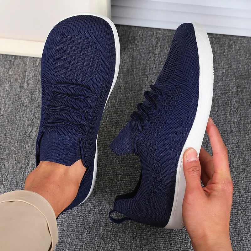 Rückansicht leichter Herren Komfortschuh, hebt das bequeme Design und Polsterung hervor.