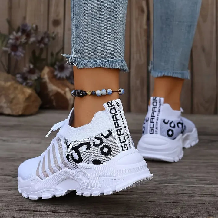 Modische Damen Sneaker im Leoparden-Design. Komfortable Freizeitschuhe, perfekt für modische Outfits.