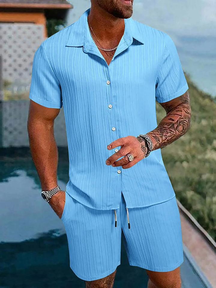 Herren Sommer Kollektion: Zweiteiler aus Hemd und Shorts, leicht und pflegeleicht.
