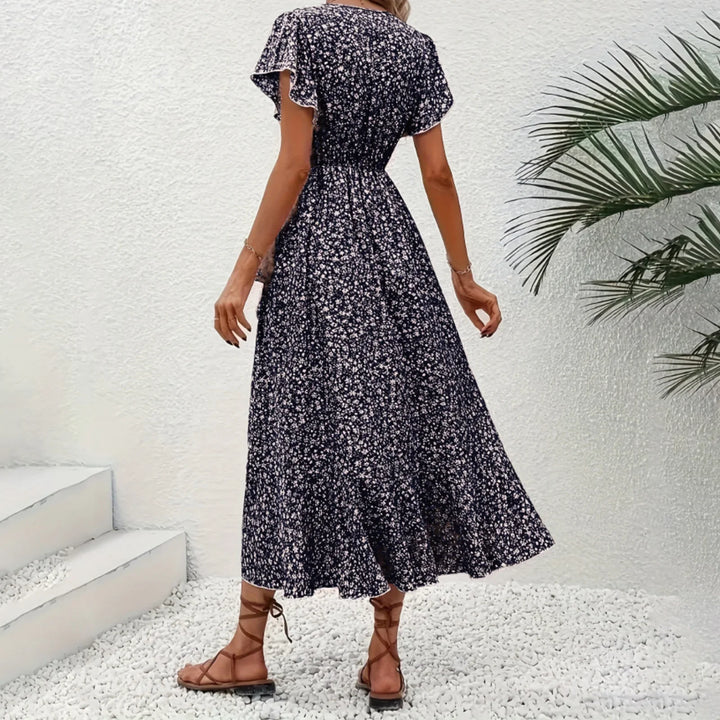 Trendiges Damen Freizeitkleid in Wickeloptik mit hübschem Blumenmuster & verspielten Rüschen.