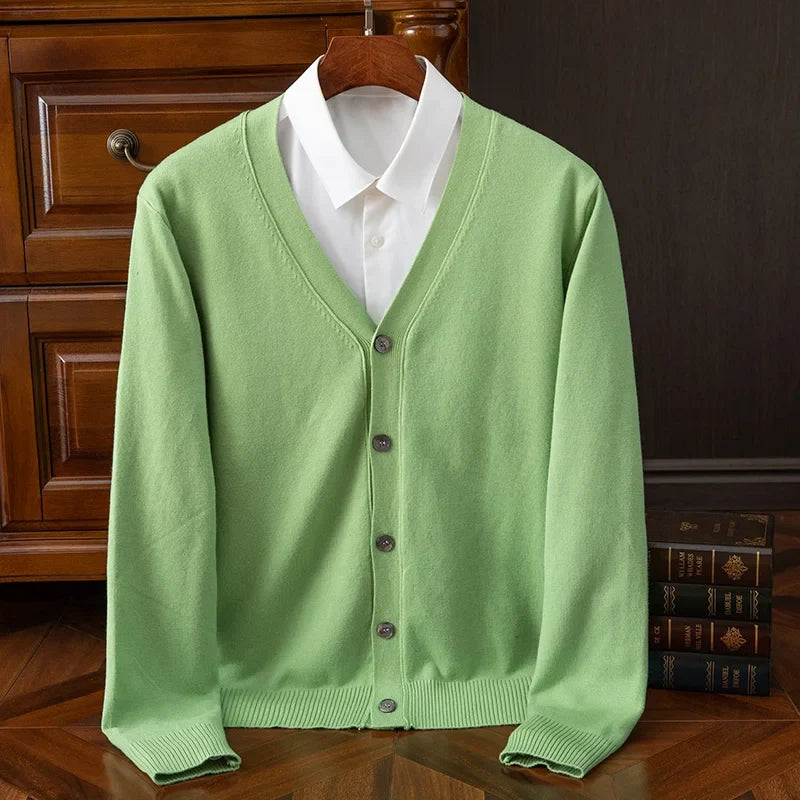Moderner Herren Cardigan mit V-Ausschnitt und Knopfleiste in schlichtem Design. Vielseitige Herren Mode.