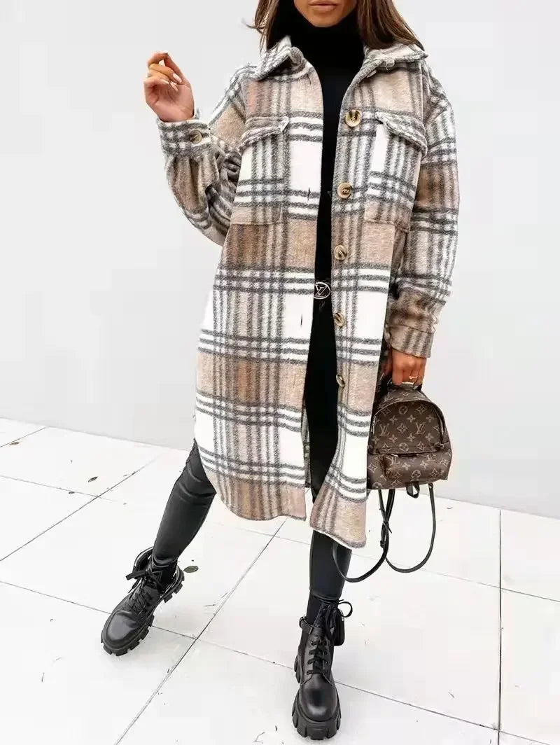Schicker Damen-Karomantel, lang und mit Langarm. Bequemer Wintermantel für stilvolle Damenmode.
