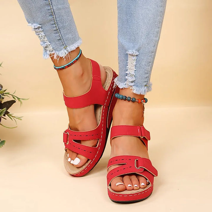Stylische gelbe Damen Keilabsatz-Sandalen, elegante Sommerschuhe mit bequemem Tragegefühl.