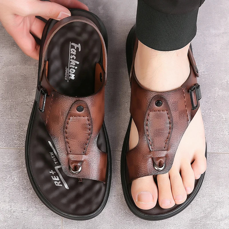 Vielseitige Herren-Sommersandalen mit offener Zehenpartie, ideal als Freizeitschuh oder für den Strand.