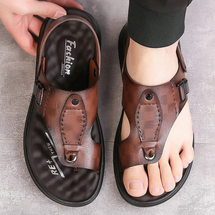 Vielseitige Herren-Sommersandalen mit offener Zehenpartie, ideal als Freizeitschuh oder für den Strand.