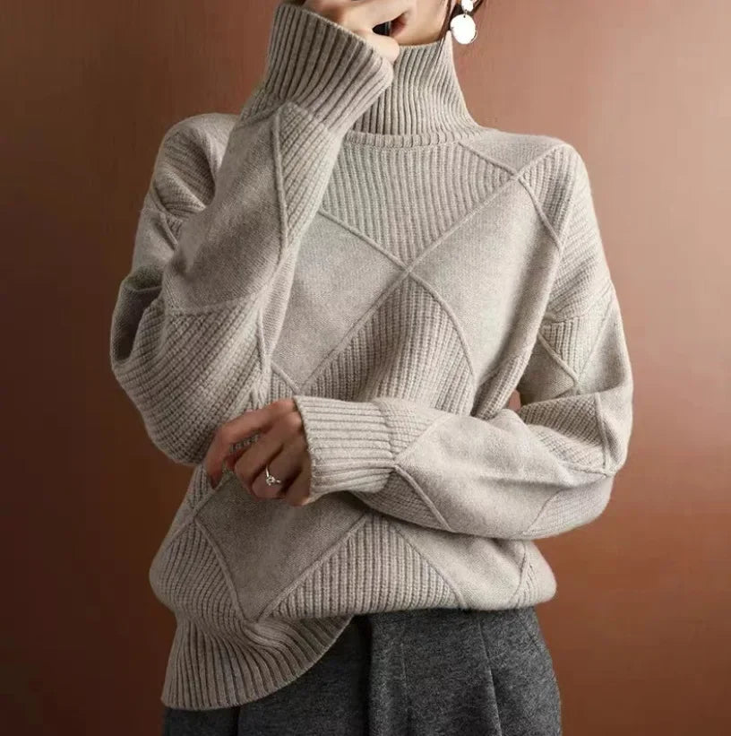 Gemütlicher Damen Strickpullover mit Rollkragen und Rautenmuster, perfekt für kalte Herbst- & Wintertage.