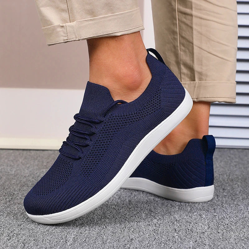 Profilsohle des Outdoor Herren Sneakers für optimale Griffigkeit und Halt im Gelände.