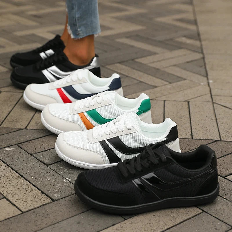 Silberne Damen Barfußschuhe, stylische Sneaker mit breiter Zehenbox. Flache, atmungsaktive Komfortschuhe.