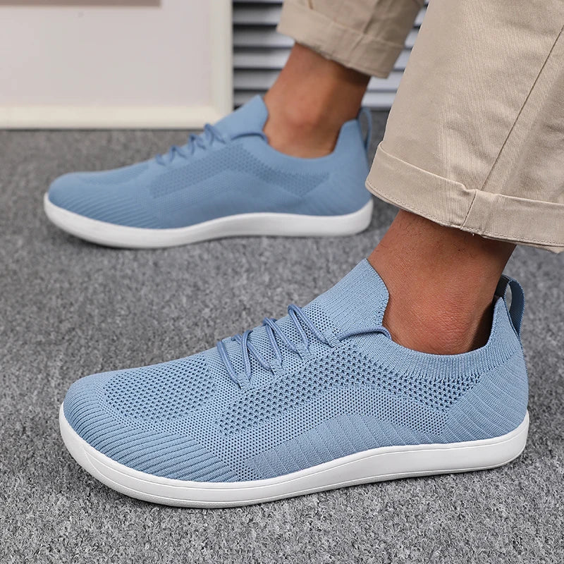 Atmungsaktiver Mesh-Sneaker für Herren mit weicher Polsterung und weiter Zehenbox.