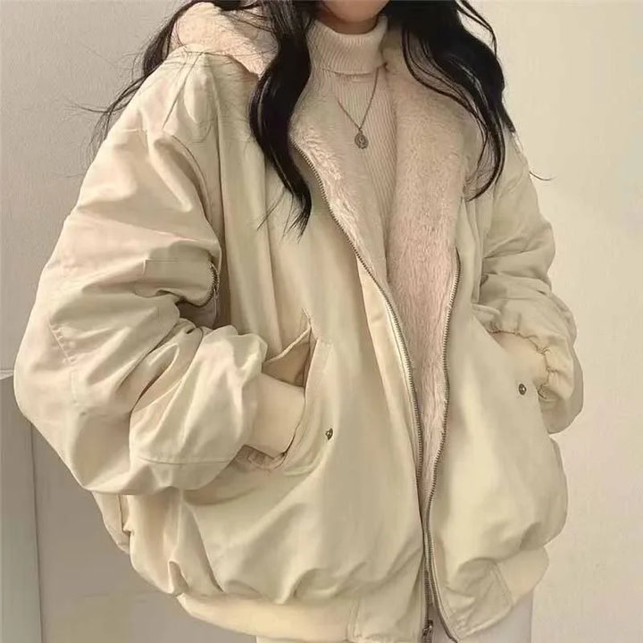 Warmer Damen Winterparka, dick und kälteschützend. Moderner Frauenparka für den Winter, elegant und komfortabel.
