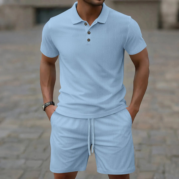 Moderner Herren Freizeit-Zweiteiler: Kurzarm Polo und passende Shorts für entspannte Sommertage.