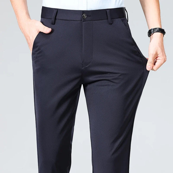 Frontansicht der Business Hose für Herren, mit Bügelfalte, elegant und vielseitig für formelle Anlässe.