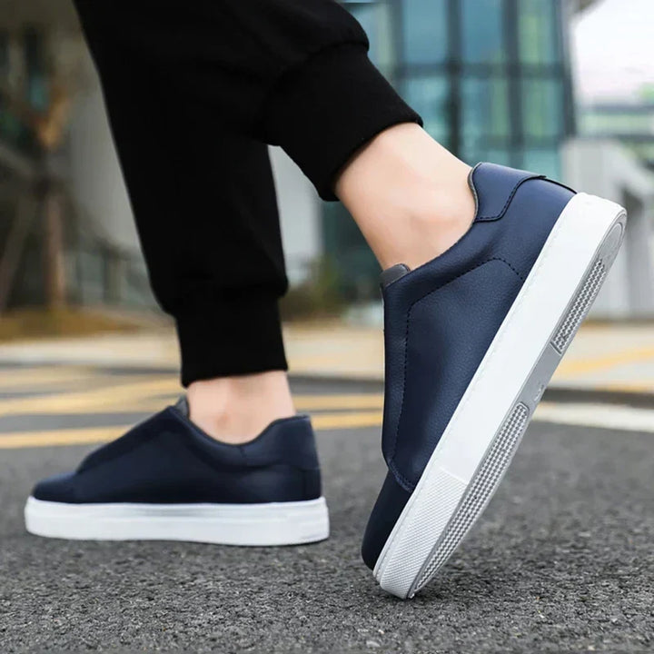 Bequemer Herren Freizeitsneaker in Marineblau: minimalistisch, schlanke Passform, leicht für den täglichen Einsatz.