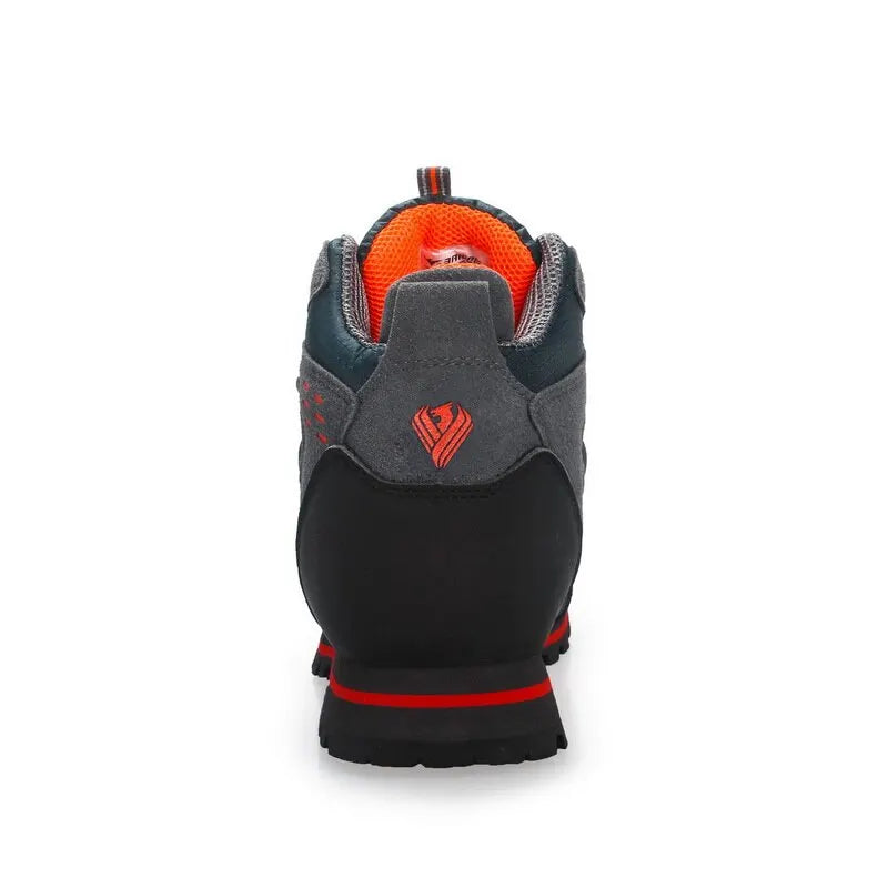 Bequeme Herren Wanderschuhe. Robuste Trekking-Stiefel für Outdoor-Sport und Bergtouren.