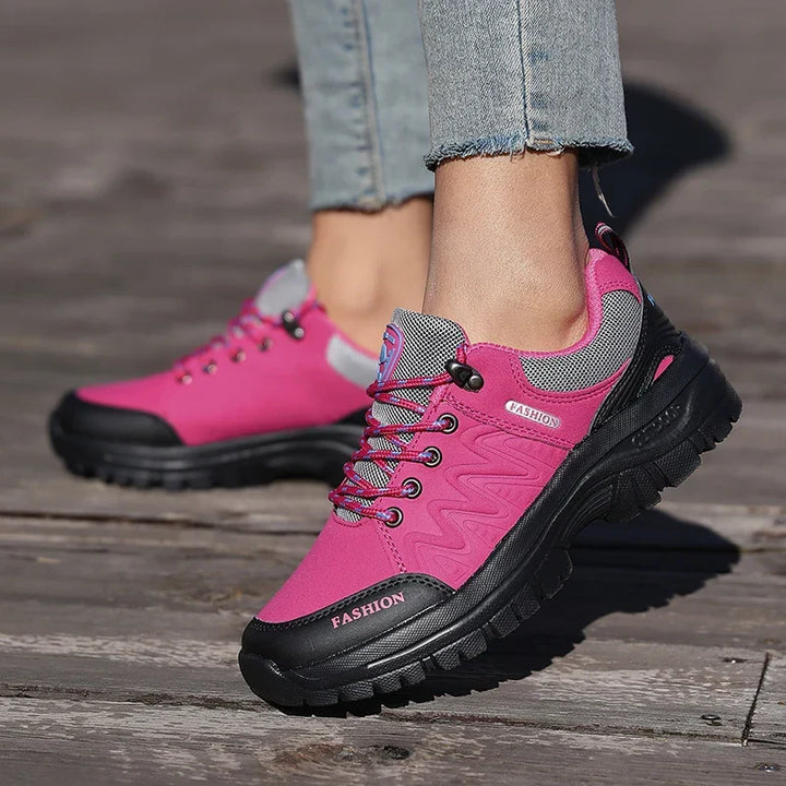 Stylische Damen Wanderschuhe in Schwarz-Rosa für optimalen Tragekomfort. Geeignet für leichte Wanderungen & Alltag.