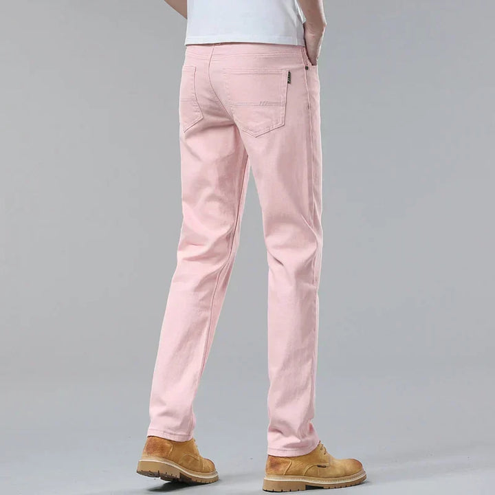 Herrenmode: farbige Jeans mit geradem Bein, kombiniert, stilvoll & alltagstauglich.