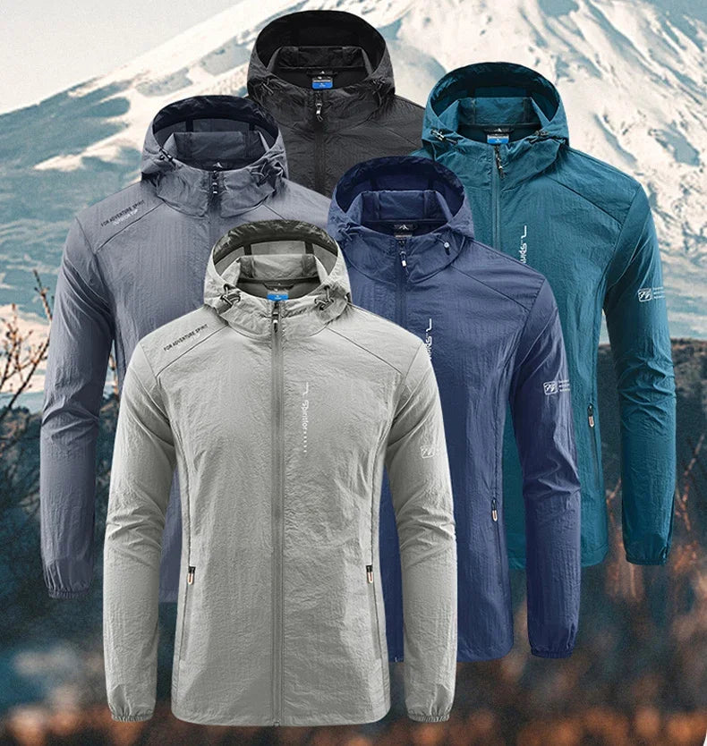 Robuste Herren Reisejacke, wasserdicht & winddicht, mit Reißverschluss & Taschen für jedes Wetter.