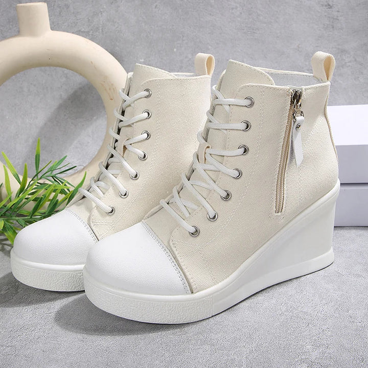 Schwarzer Damenschuh: Bequemer Keil-Sneaker mit sicherem Halt dank Schnürung & Reißverschluss.