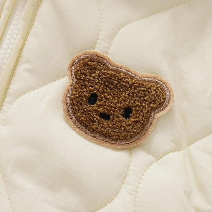 Robuster Baby Winteroverall Bärenmotiv, ideal für Outdoor Baby & Winterkleidung.