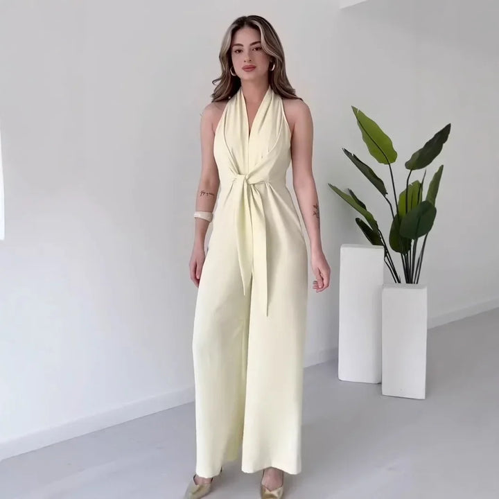 Chicer Damen Jumpsuit für Sommer & Abend. Mit V-Ausschnitt, dekorativer Schnürung und modernem weitem Bein.