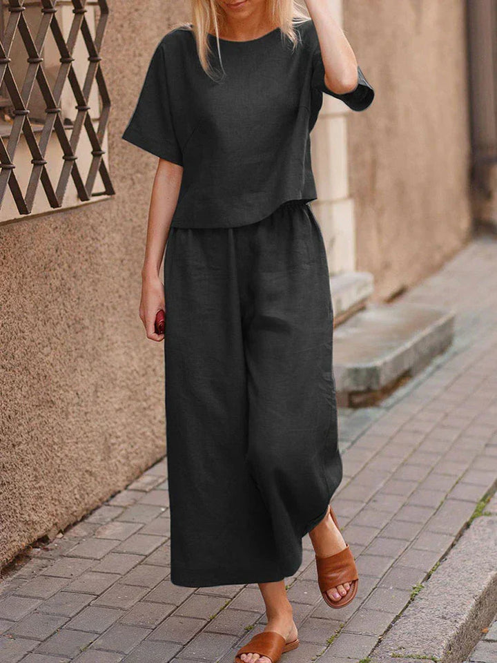 Nahaufnahme des Damen Sommer Zweiteiler Sets: Weiches Rundhals T-Shirt & bequeme weite Hose. Perfekt als Loungewear.