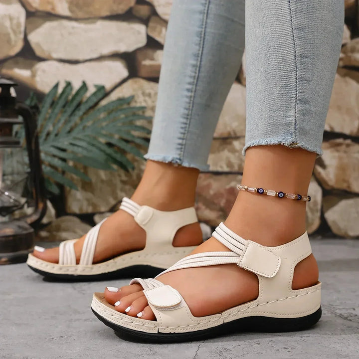 Damen Sandalen mit zarten Riemchen, vielseitig kombinierbar. Perfekte Sommer Fashion für jede Gelegenheit.