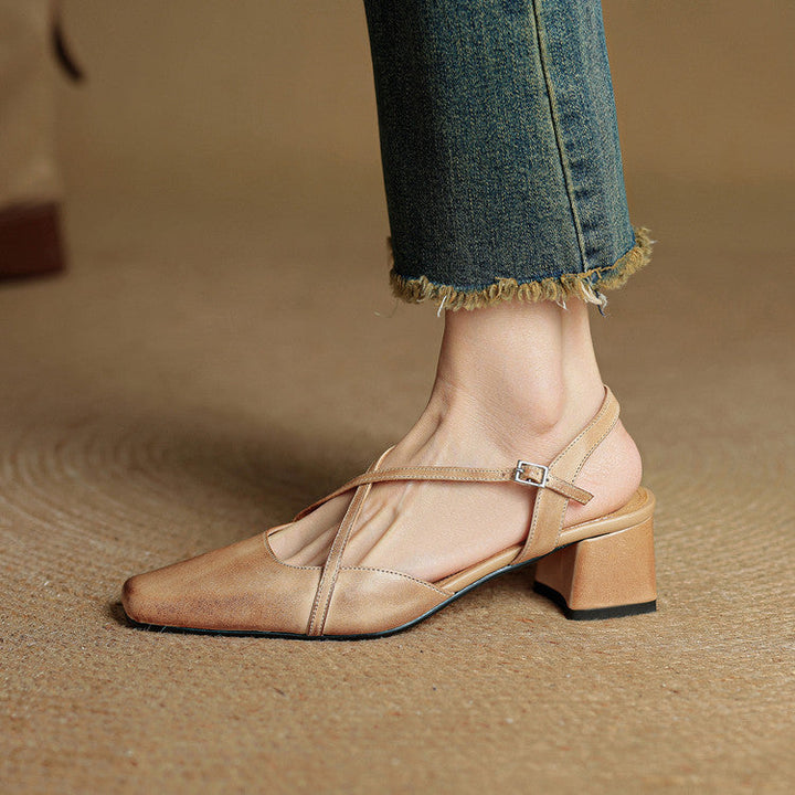 Damenschuhe Eleganz: Riemchenpumps mit Blockabsatz, stilvoll in leuchtendem Rot.